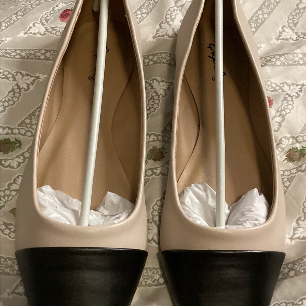 Qupid Tulin Cream and Black Flats Minimalist Loafers Size 6 & 8 - Picture 2 of 9
